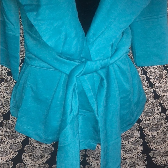 🆕 Jade Jacket with Hood - Picture 4 of 17